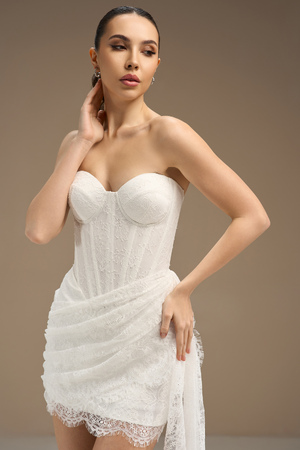 Короткое свадебное платье из кружева